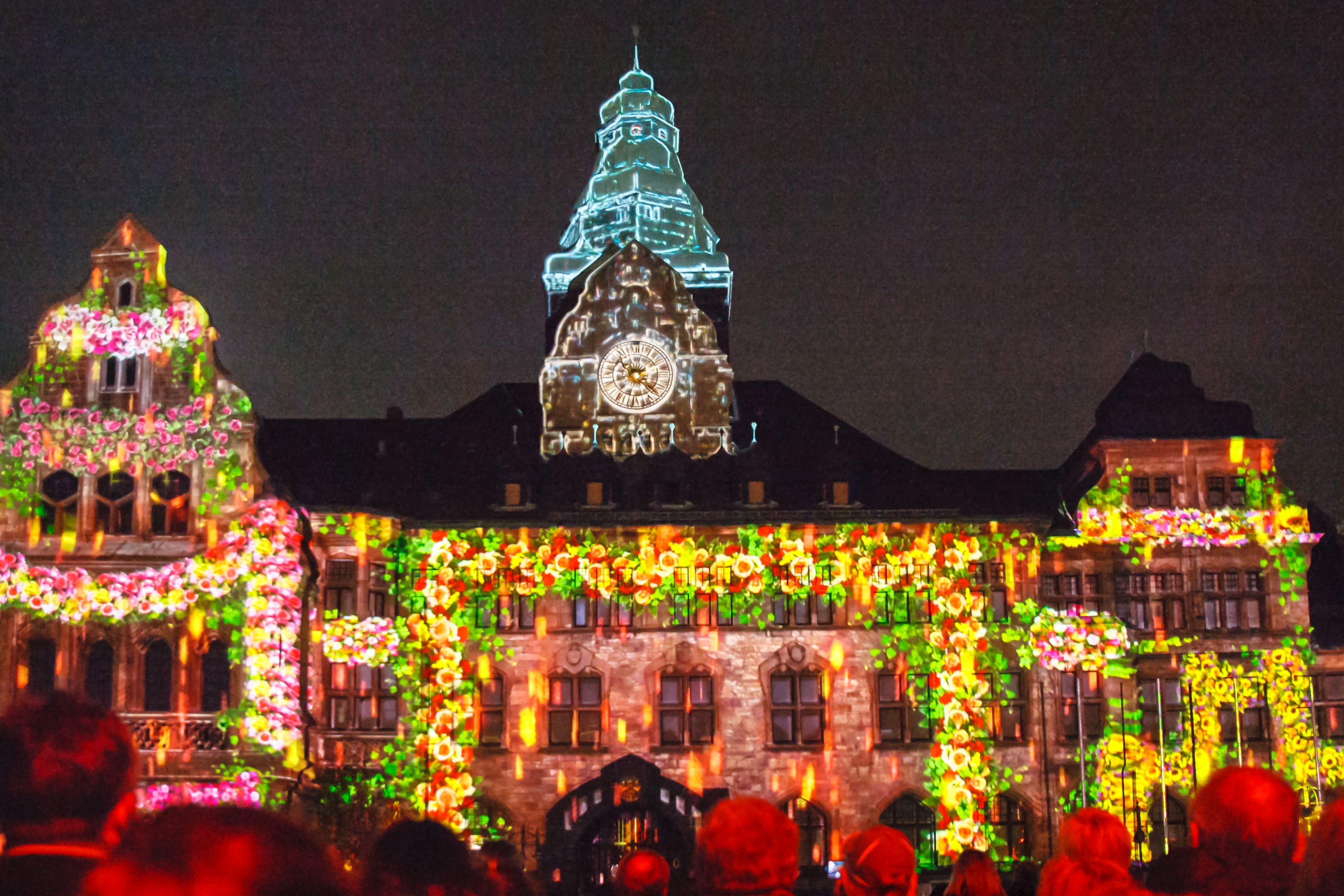Illuminiertes Rathaus bei Recklinghausen leuchtet.